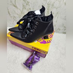 FORUM Alexa Black Lace Pointed Toes Booties